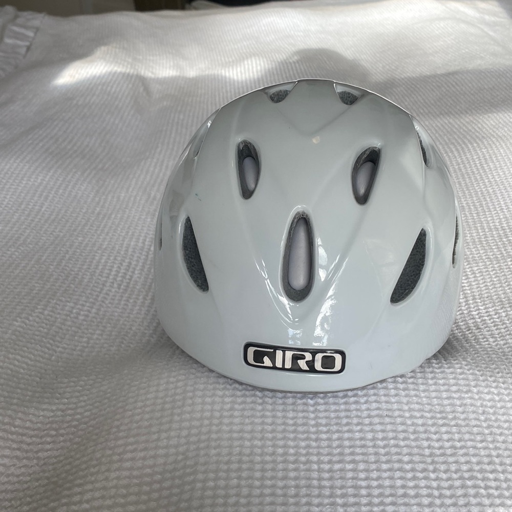 Womens Giro White Ski / Snowboard Helmet - Great Condition Minor Scratches